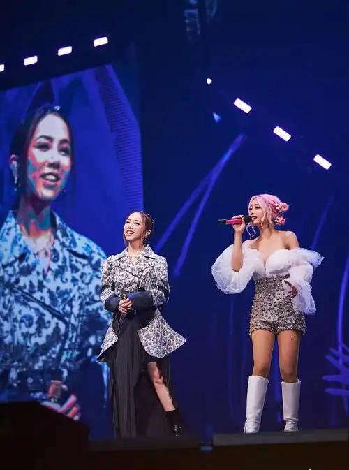 蔡依林在台北举办"丑女2019-2020世界巡回演唱会"第四阶段,邓紫棋特邀