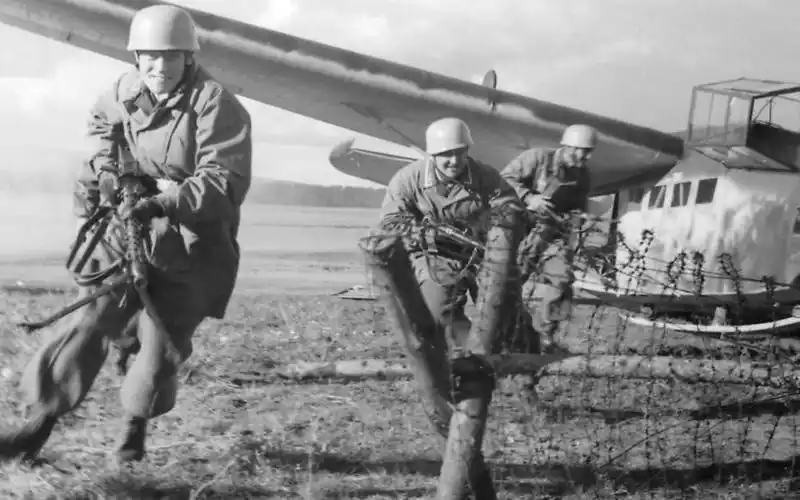 二战德军绿魔伞兵部队的早期训练真实影像(1940)