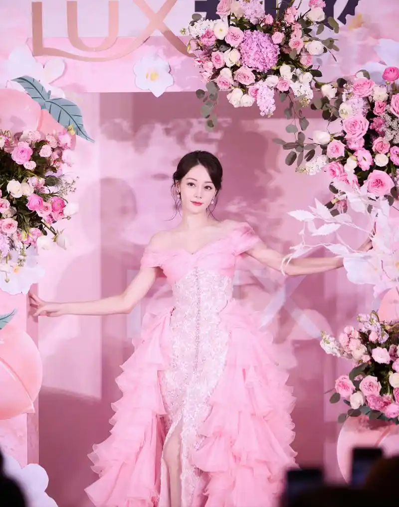 迪丽热巴最新线下活动,粉红色裙子,少女感满满,甜美公主风清新靓丽.