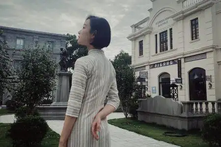 倪妮《1921》花絮曝光,穿土味旗袍还配短发,仍美得惊艳时光