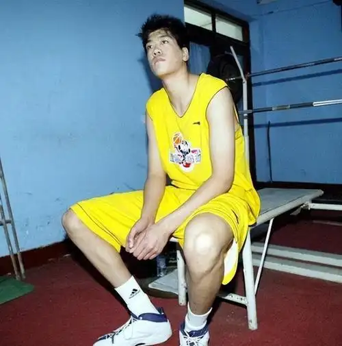 回顾东北农村小伙娶193米女篮巨人公婆很喜欢还为她拆掉房门