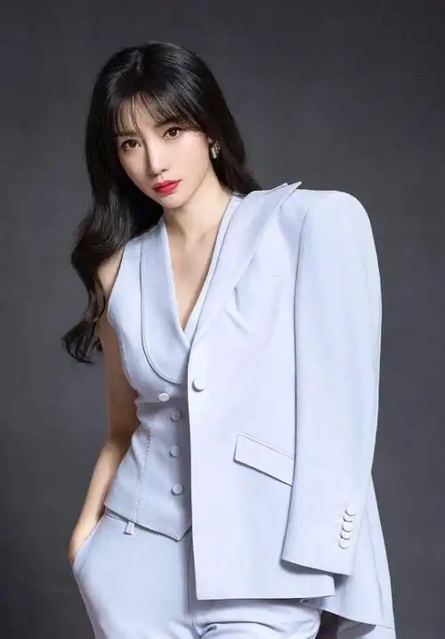 40岁柳岩浅蓝西装造型又美又飒眼神凌厉