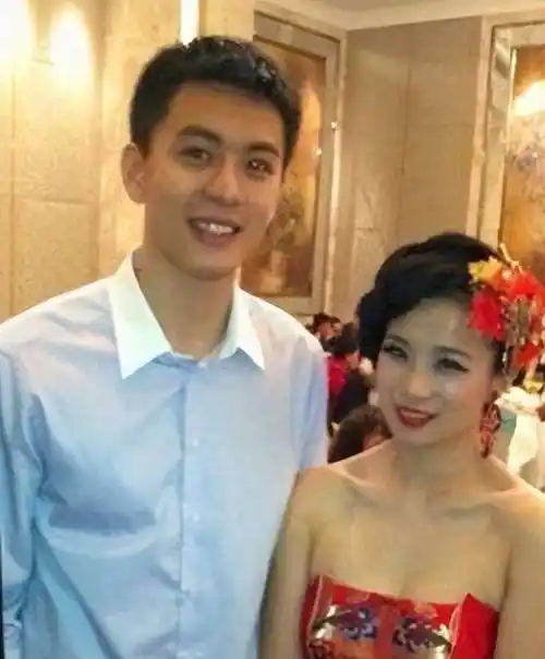 杨鸣自嘲开便宜小车,前妻颜值回升,球迷呼吁二人复婚_唐佳良_生活