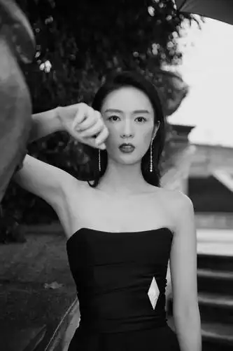 演员@童瑶 受邀出席,一身黑色连体裤造型亮相气场全开