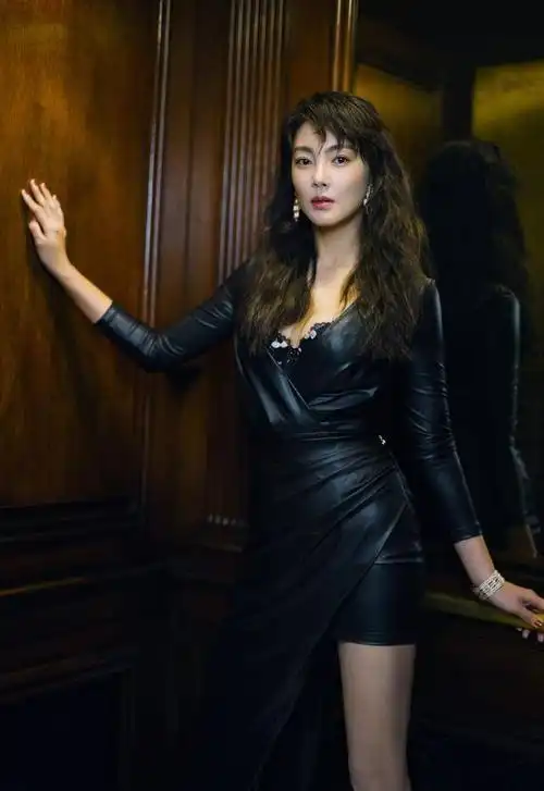 张雨绮一身皮衣造型 胖了不少 网友:气质太成熟了