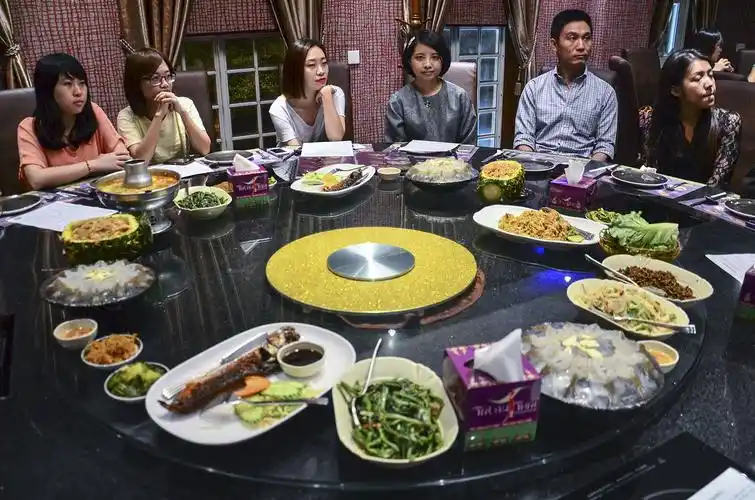 会员朋友们在聚餐中欢叙友谊