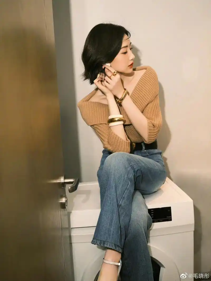 毛晓彤新造型好圈粉,露肩毛衣搭牛仔裤,时髦优雅还显气质