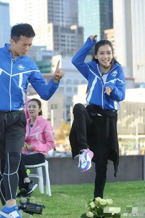 好久没看跑男了,以前baby打扮简单穿队服就很好看,现在都穿得像时装秀
