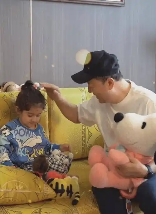 原创郭涛三胎女儿曝光五官精致好像洋娃娃15岁石头和妹妹酷似爸爸