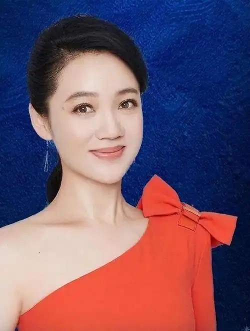 安徽卫视主持人周群:嫁神秘老公生下三个孩子,至今50岁仍似少女