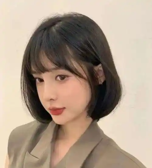 好打理的波波头短发发型,搭配空气刘海,修颜减龄又时尚,换上波波头的