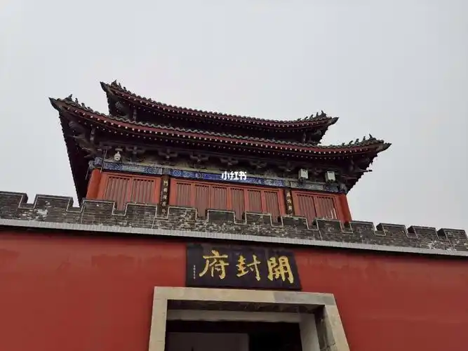 东北角是清心楼,是整个开封府最高的建筑,里面有全国最大的包拯铜像