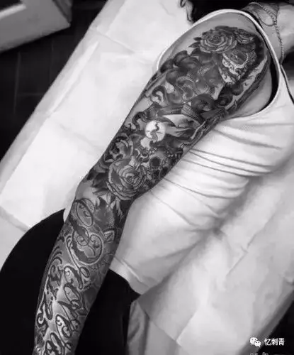 纹身| 女性黑灰的文艺花臂纹身