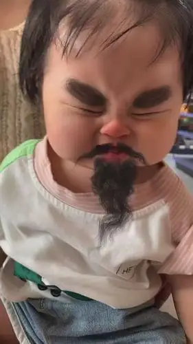 拍丑照看帮她气的胡须剪完了还眯一个眼睛看看呢太可爱了宝宝八个月