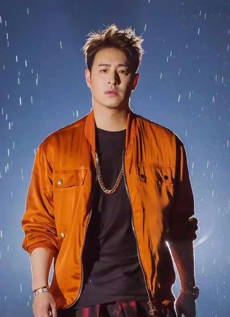 潘玮柏小13岁的老婆,空姐制服形象,一双大长腿格外吸睛!