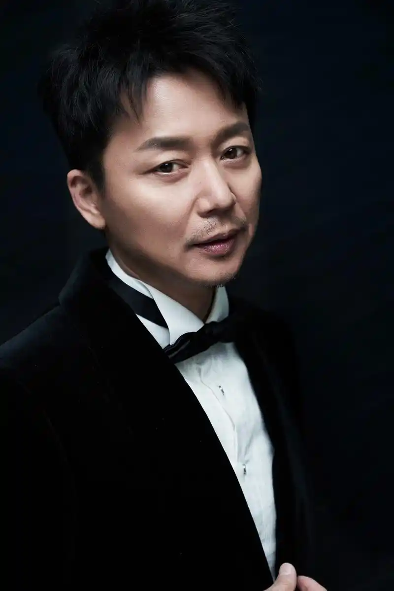 刘奕君亮相品质盛典丝绒西装低调大气