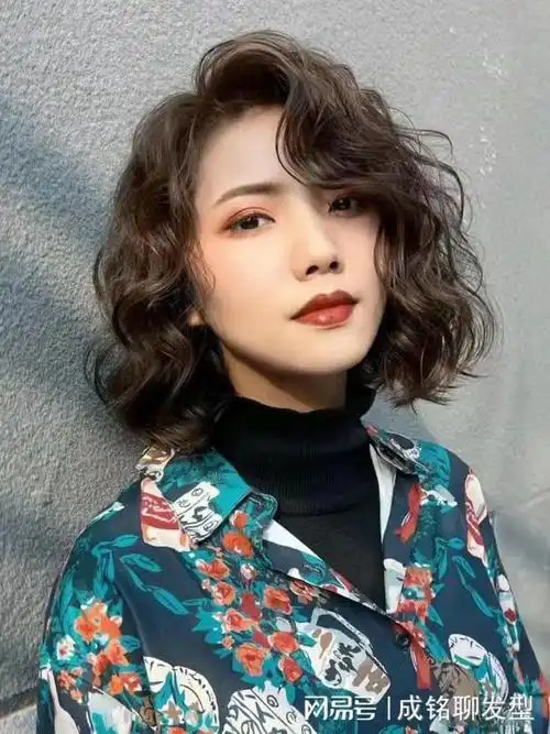 告别老气横秋,中短发这样烫,时尚减龄又显气质|发型|卷发|烫发|脸型