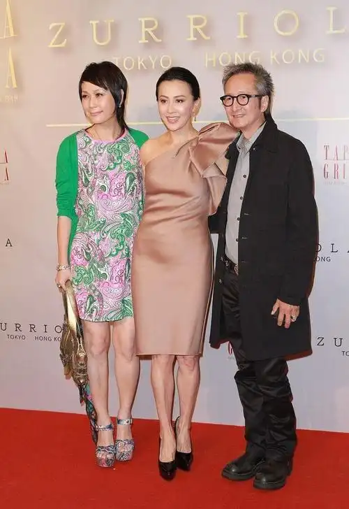 叶童的172身高不白给,虽说穿得不咋高级,但也不输刘嘉玲的气场