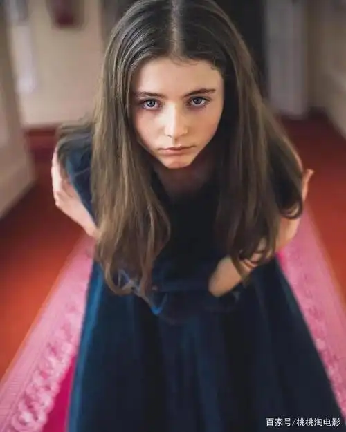 新西兰00后演员托马辛·麦肯齐登上《heroine》杂志新刊封面,为本月底