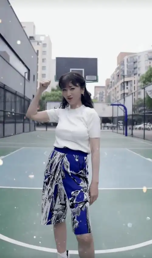 赵雅芝终于服老,穿老年花裤衩身型下垂走样,但心态年轻有活力!