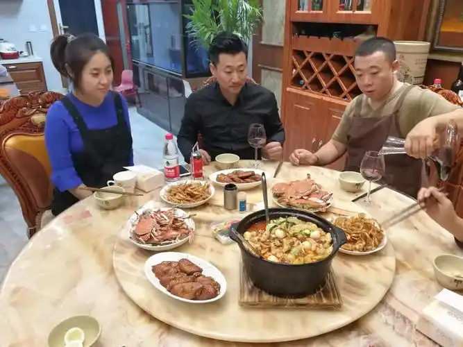 表哥请一凡夫妻俩来别墅吃饭,给长年旅居海外的表弟多做点特色饭菜以