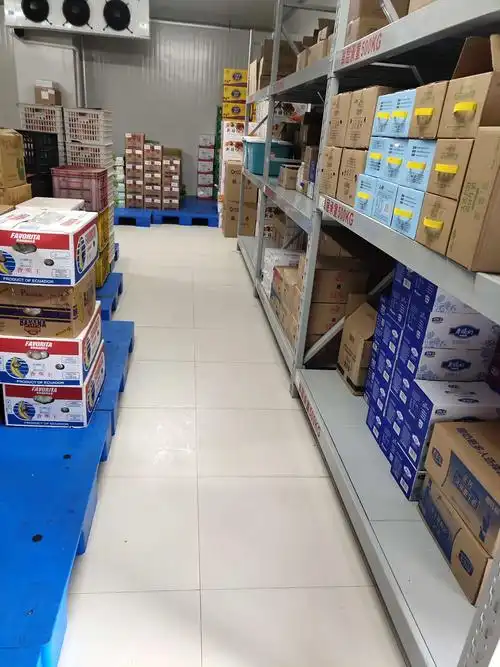 写美篇食品三部仓库地面干净,通道符合公司要求,商品摆放整齐有序