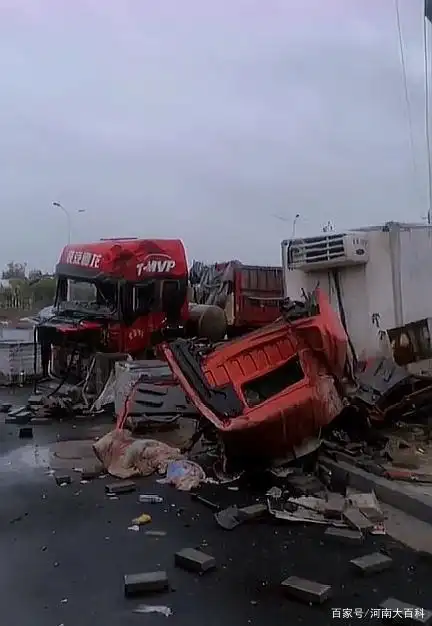 南阳这里发生一起交通事故,两大货车相撞,一辆车头被撞烂!