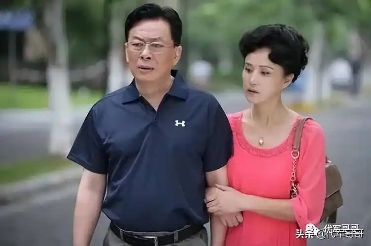 著名演员王诗槐:分手后独自照顾智障儿子,二婚娶初恋终获幸福_王筠