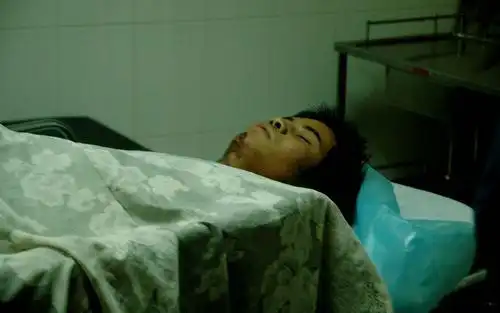 被误认为"尸体"的男子