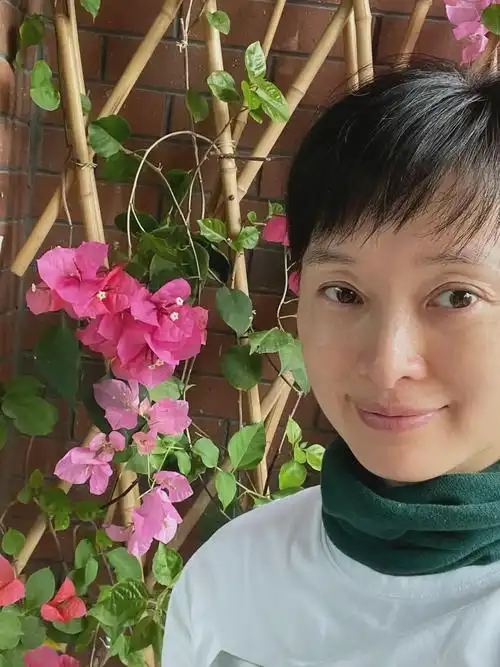 吴越才是真正的素颜,脸有斑上眼皮松弛,不惊艳但是纯天然耐看!