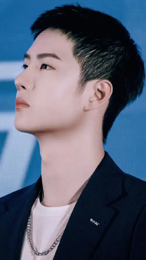 王一博u领白t#//#王一博#寸头绿发,u领白t,配西装!