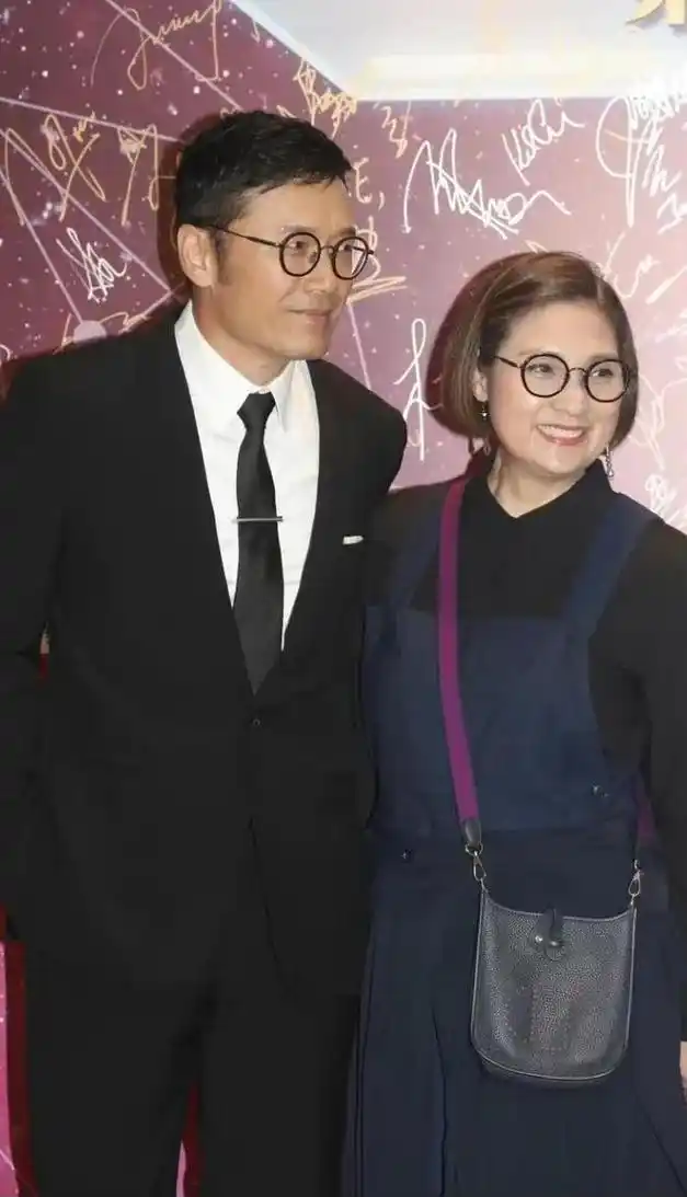 苗侨伟和戚美珍罕见露面,老公没什么变化,老婆却变化很大!