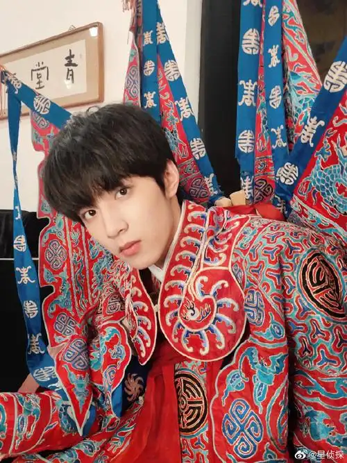 刘耀文体验戏曲文化