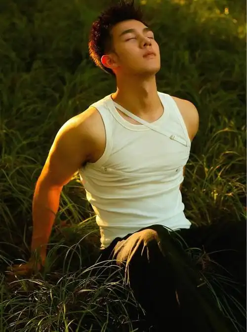 清秀男模小奶狗,结实的肌肉,瘦高的身材,阳光般的容颜让人着迷