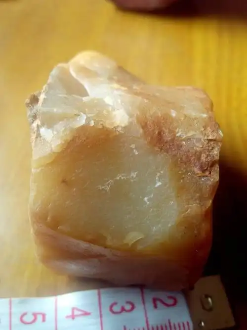 手摸摸会油光发亮,电筒照很通透,请问是什么石头,値多少钱?谢谢