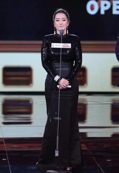 巩俐珠圆玉润穿鱼尾裙细腰肥臀上身惊艳身材容貌都不输年轻人