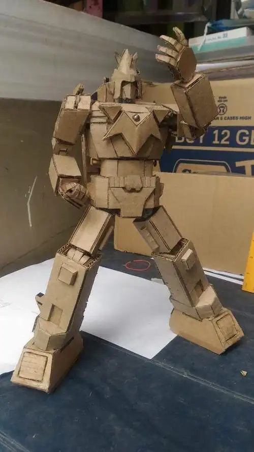 近日,手工牛人dwight arkeen lightenburg就用纸箱完成了一尊动画机甲