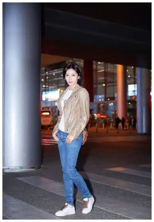 原创刘涛身高不是吹的一身黑白配简约又大气不用露腿比例照样惊艳