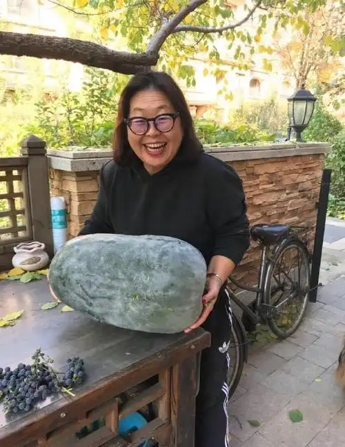 杜海涛妈妈抱着大冬瓜,脸上笑开了花!网友直呼:太像杜海涛了!