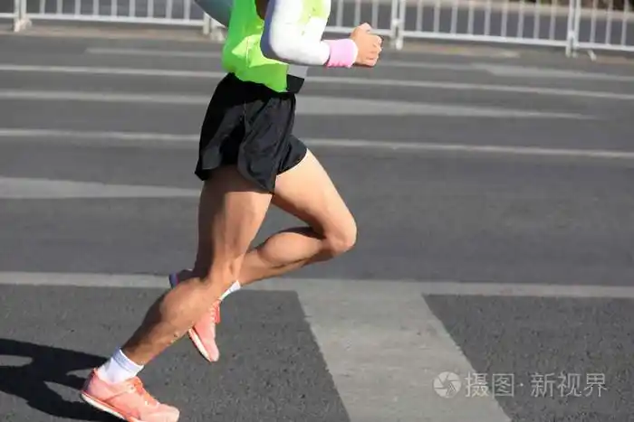 马拉松长跑运动员的腿在城市路