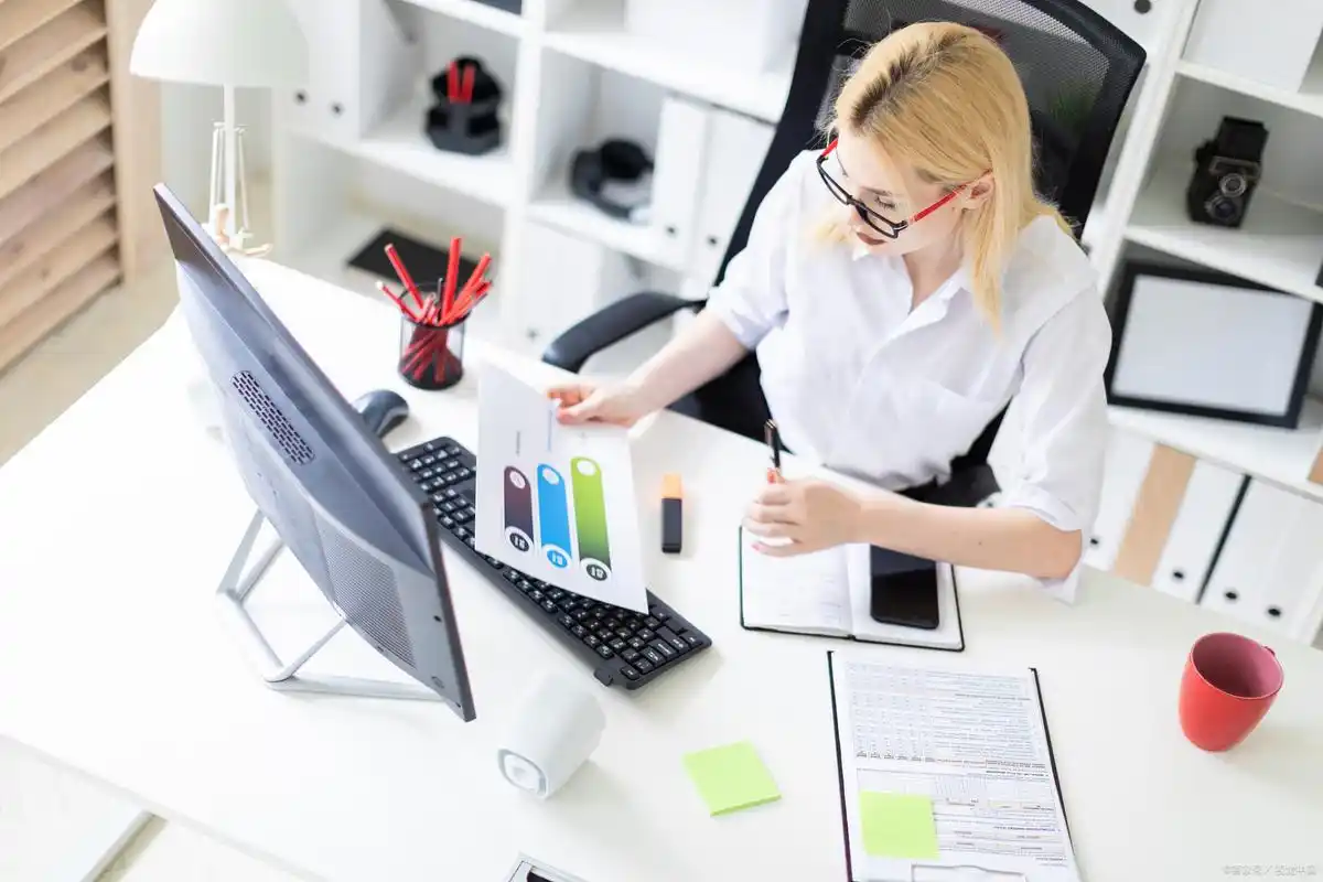 在日常生活中,我们经常需要长时间地坐在电脑前面,长时间地站立,甚至