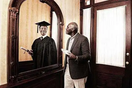 镜子中的自己和照片里的自己哪一个更贴近别人眼中看到的自己