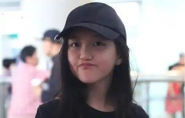 李亚鹏官宣生子后,15岁女儿李嫣晒时尚照片,网友:孩子真可怜_王菲