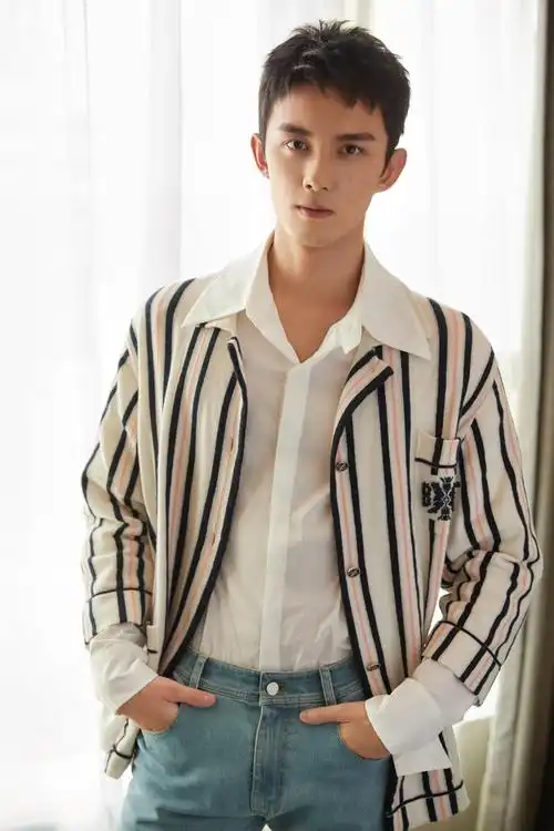 吴磊帅气写真1024x600分辨率查看