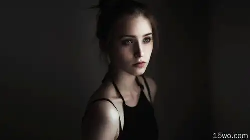 e屋壁纸为你提供高清的黑色背景 美容 美女人像8k壁纸 5120x2880壁纸