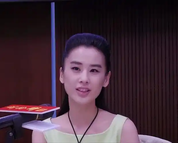 黄圣依出生在一个书香世家,一家都是知识分子,她的父母自然也希望