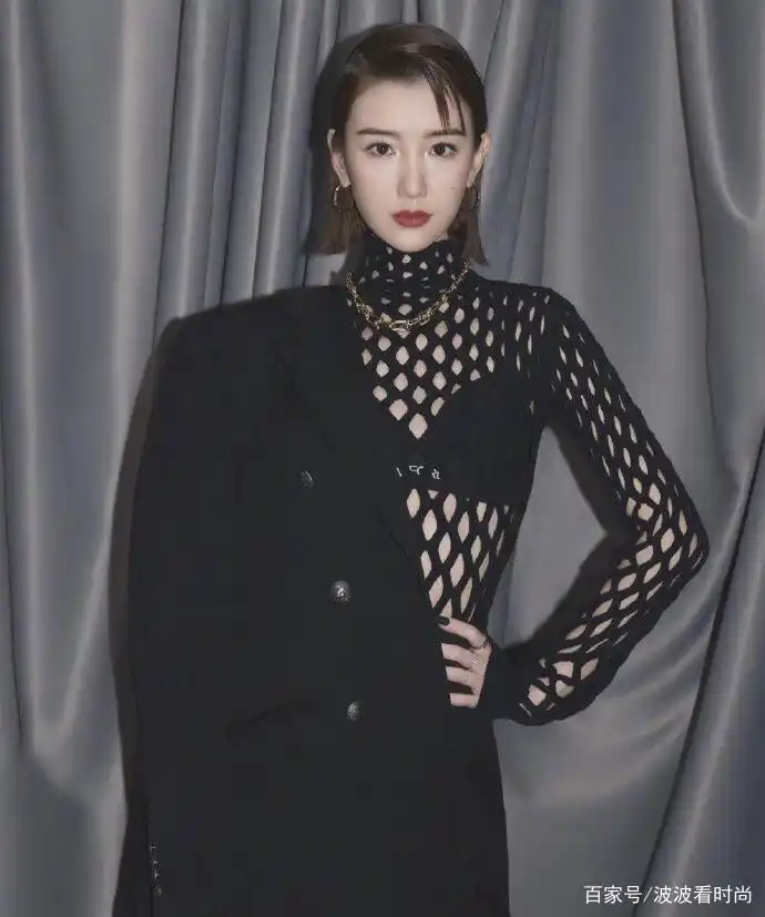 陈翔前女友"毛晓彤"真是美,穿玫红吊带裙惊艳全场,身材更抢镜