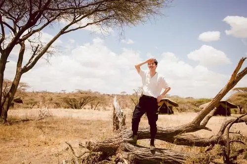 刘昊然远赴非洲支持公益 清爽真诚打动人心