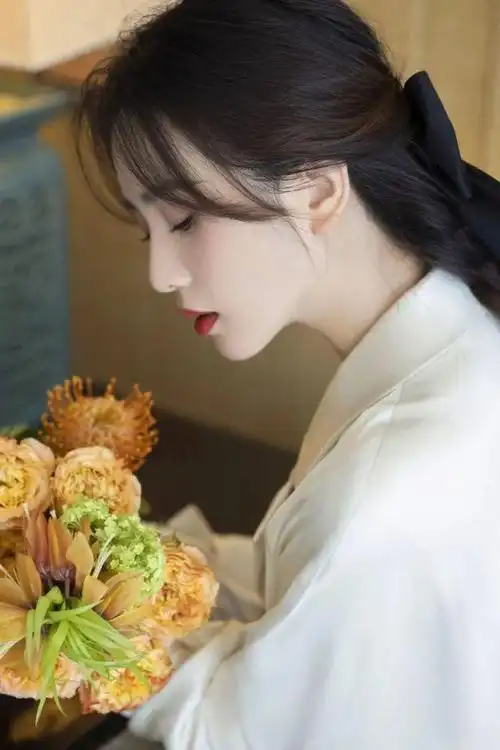 刘诗诗的那张侧脸照片可是让所有人都大吃一惊,因为刘诗诗和"淡若菊"