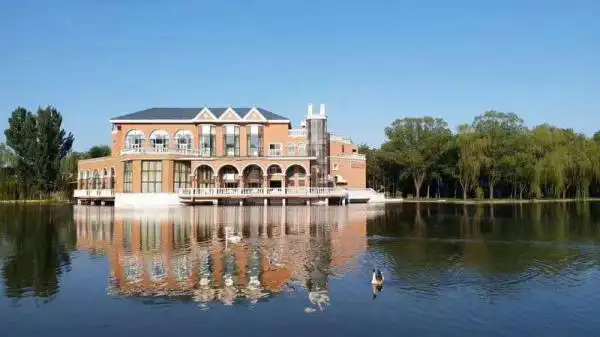 紫玉山庄三期联排,次临湖,不临路,保养好,挑高4.2米,带车库